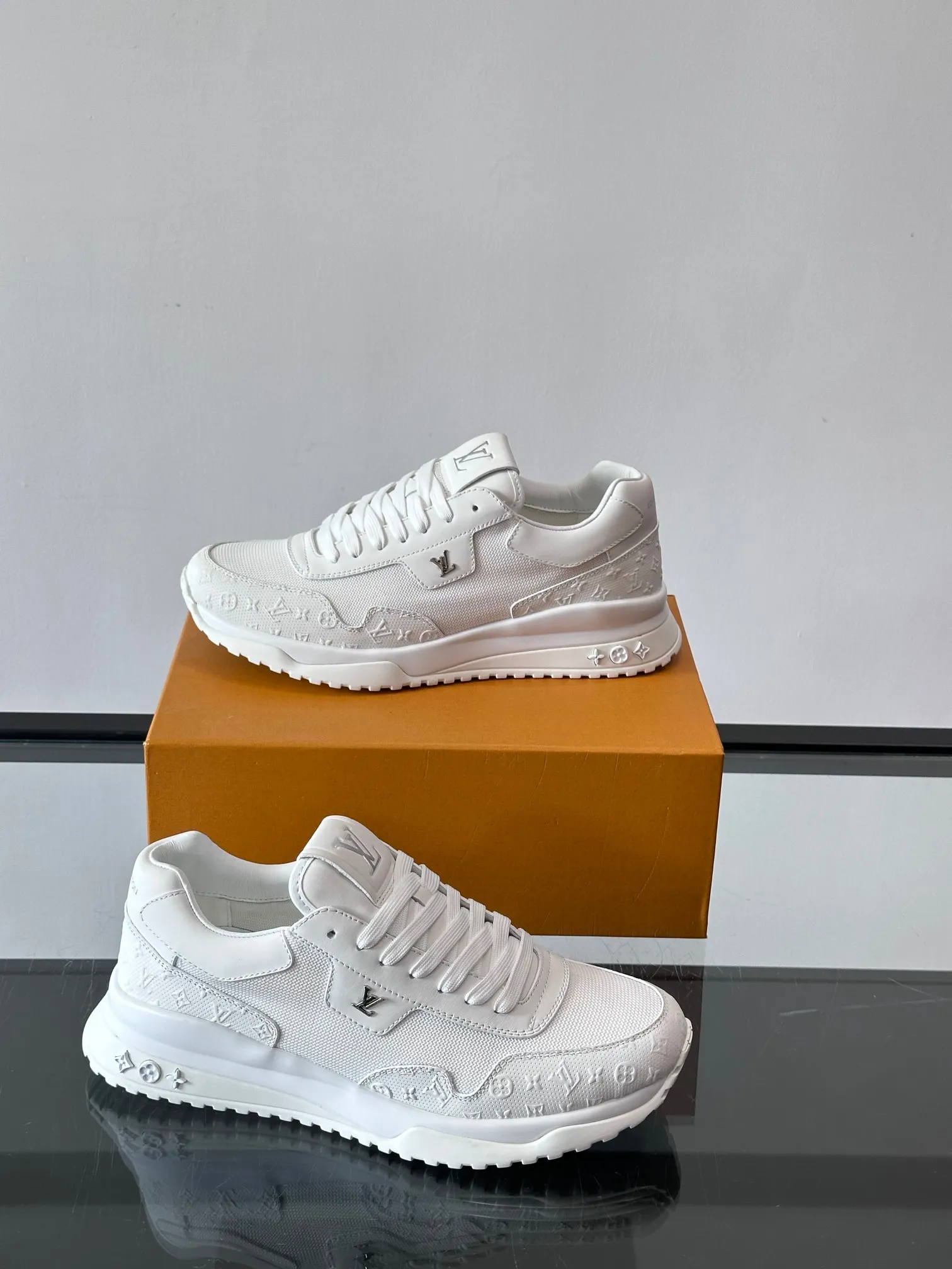 Men's Men's Shoes 💰500 [New Style] 🐡🐡LV🆕RUN AWAY sneakers, this Run Away sneaker is made of first-layer cowhide leather and breathable original material. The wedge-shaped rubber outsole continues the running shoe design, embellished with Monogram flowers, the L V letter is marked on the tongue, and the Louis Vuitton Paris logo is embellished on the back. Paired with brand logo cotton feet, the mesh lining and heel are spliced ​​and wrapped in cowhide, making the upper foot comfortable and breathable! size: 39-44 (38.45.46 customized)